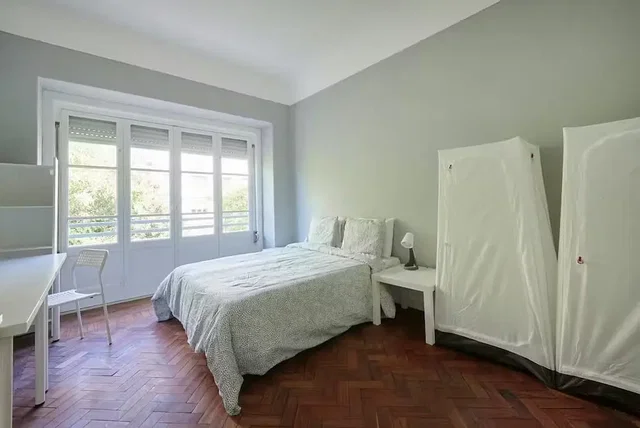 Quarto; chão de madeira, luz natural