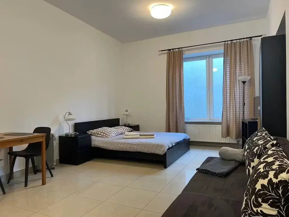 Ložnice; dlažba, přirozené světlo