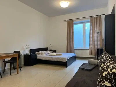 Ložnice; dlažba, přirozené světlo