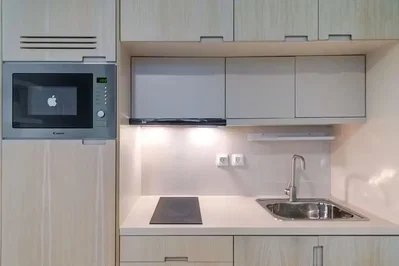 Kuhinja; kuhinjski aparati, pločice, prirodno svjetlo