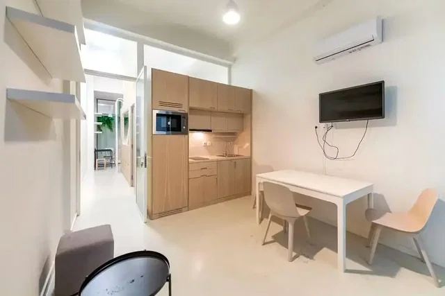Cucina; elettrodomestici, luce naturale, stile moderno