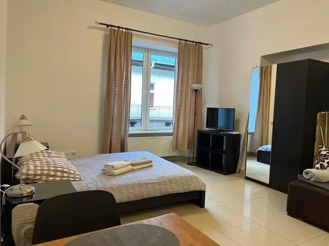 Dormitorio; suelo de baldosas, luz natural