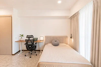 Chambre; lumière naturelle, carrelage