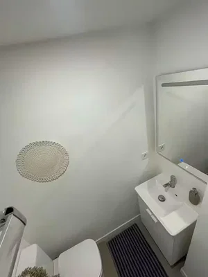 Toalet; pločice, prirodno svjetlo