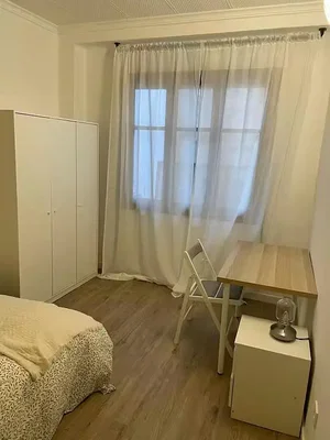 Spavaća soba; drveni pod, prirodno svjetlo