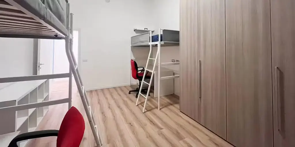 Dječija soba; drveni pod, prirodno svjetlo