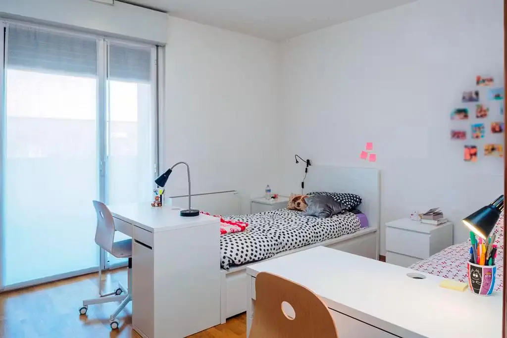 Schlafzimmer; tageslicht, holzboden