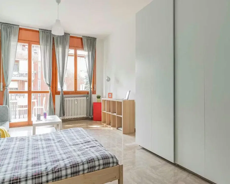 Slaapkamer; natuurlijk licht, tegelvloer