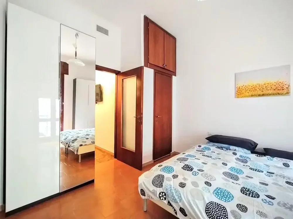Schlafzimmer; holzboden, tageslicht