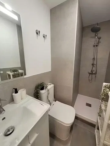 Toilette; pavimento in piastrelle, luce naturale