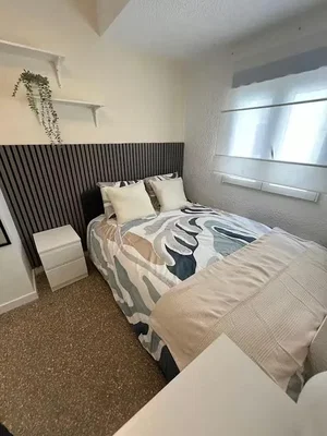 Spavaća soba; prirodno svjetlo, potrebna renovacija