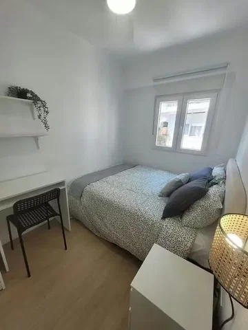 Camera da letto; luce naturale, pavimento in legno