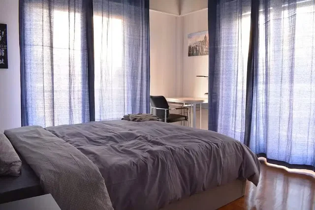 Υπνοδωμάτιο; φυσικό φως, ξύλινο πάτωμα