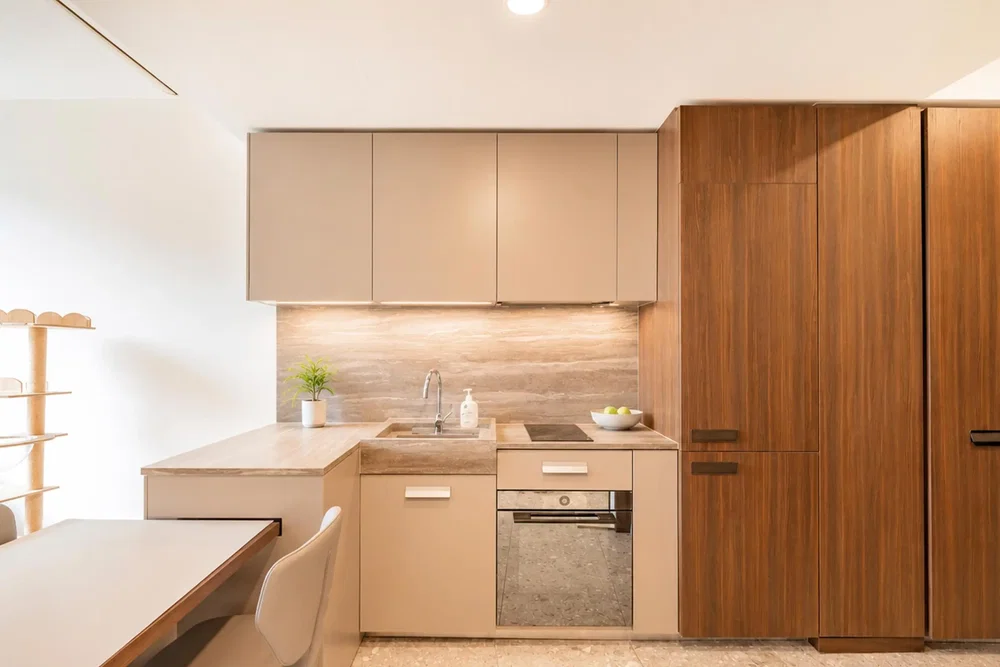 Cuisine; électroménager, parquet, rénové, lumière naturelle