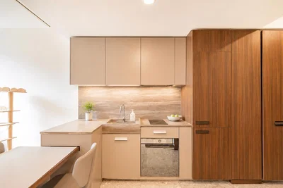 Cuisine; électroménager, parquet, rénové, lumière naturelle