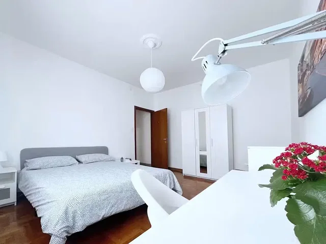 Spavaća soba; prirodno svjetlo, drveni pod
