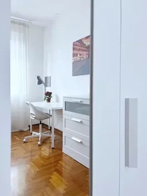 Dječija soba; drveni pod, prirodno svjetlo