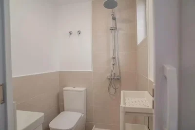 Toaleta; dlažba, po rekonštrukcii, prirodzené svetlo