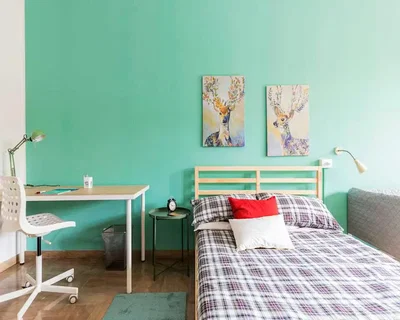 Slaapkamer; houten vloer, natuurlijk licht