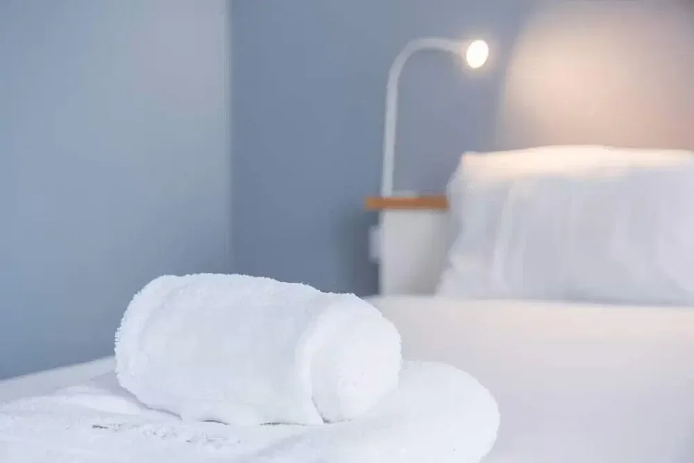 Quarto; luz natural, estilo moderno