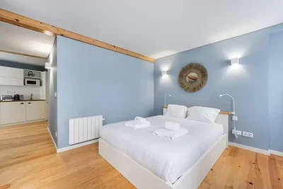 Quarto; chão de madeira, luz natural, estilo moderno