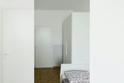 Camera da letto; pavimento in legno, luce naturale