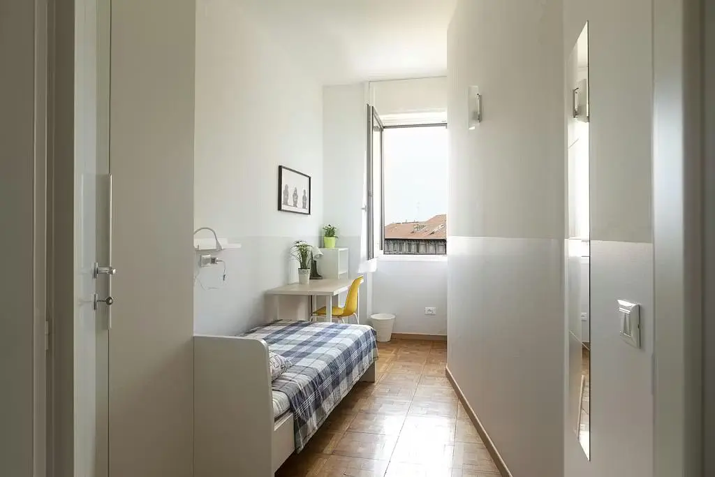 Camera da letto; luce naturale, pavimento in legno