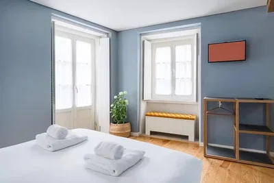 Quarto; luz natural, chão de madeira