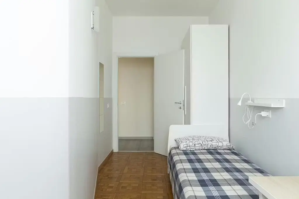 Camera da letto; pavimento in legno, luce naturale