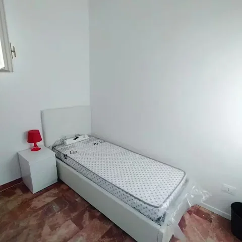 Camera da letto; luce naturale, pavimento in piastrelle