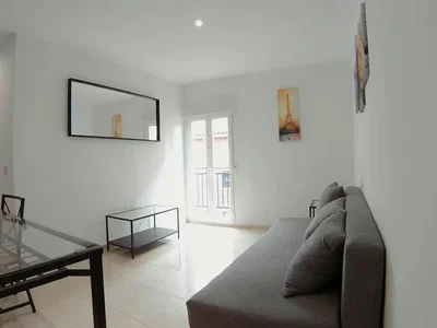 Woonkamer; tegelvloer, natuurlijk licht