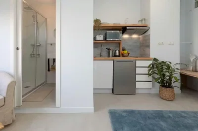 Cucina; elettrodomestici, luce naturale, stile moderno