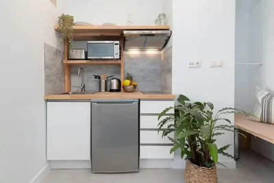 Cucina; elettrodomestici, pavimento in legno, luce naturale, stile moderno