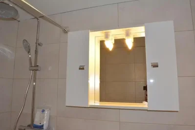 Badkamer; tegelvloer, natuurlijk licht