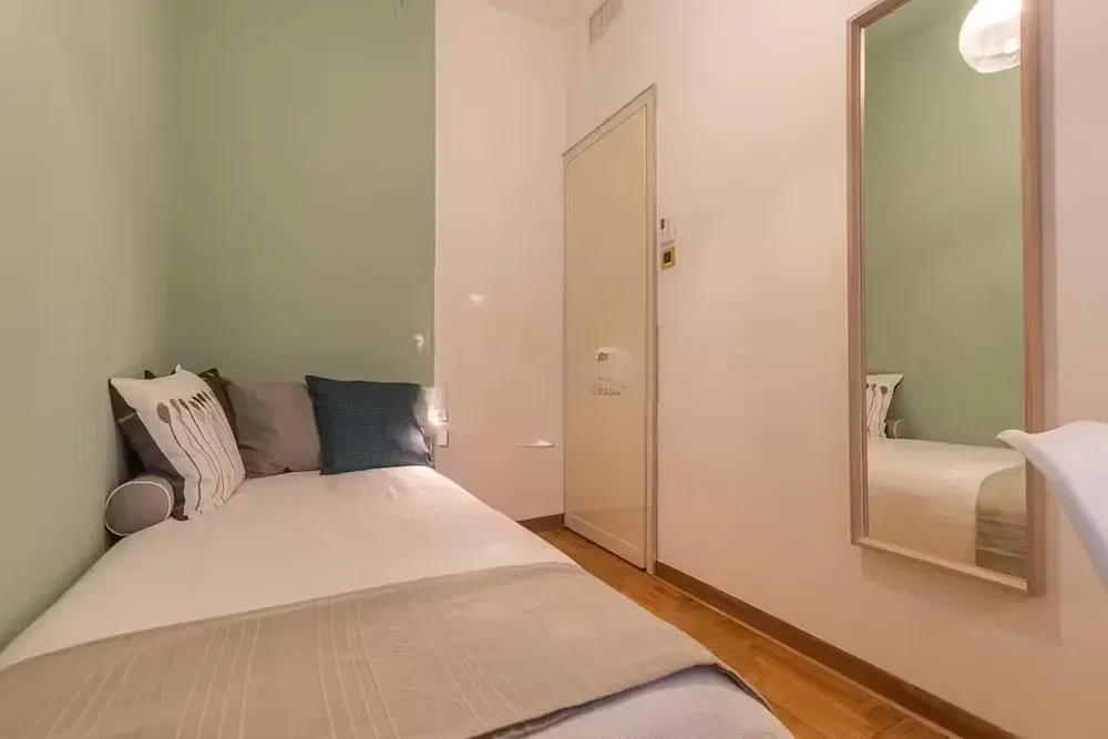 Slaapkamer; houten vloer, natuurlijk licht