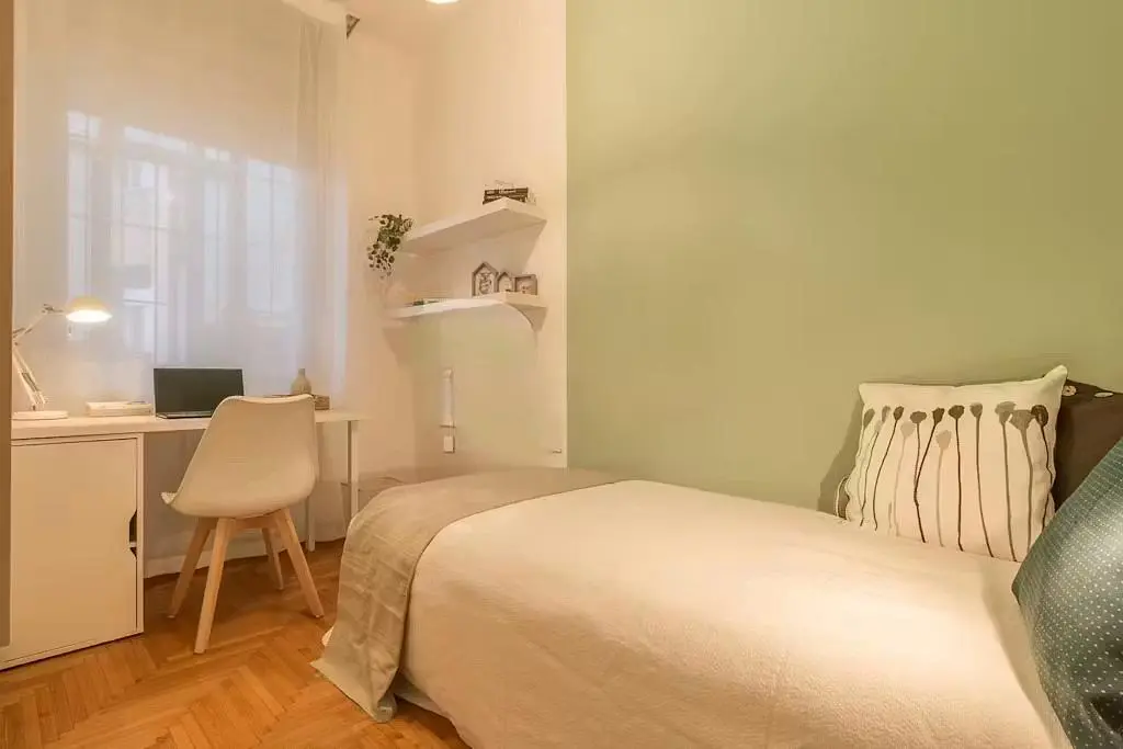 Slaapkamer; houten vloer, natuurlijk licht
