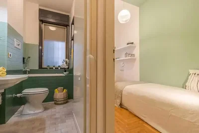 Badkamer; tegelvloer, natuurlijk licht