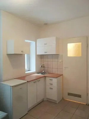 Keuken; tegelvloer, natuurlijk licht
