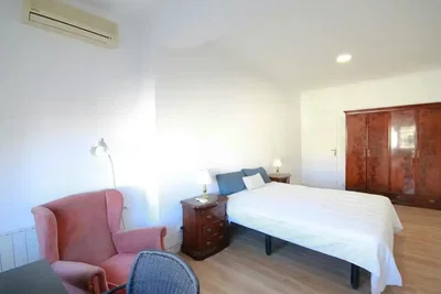 Chambre; lumière naturelle, parquet