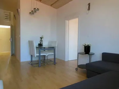 Soggiorno; luce naturale, pavimento in legno