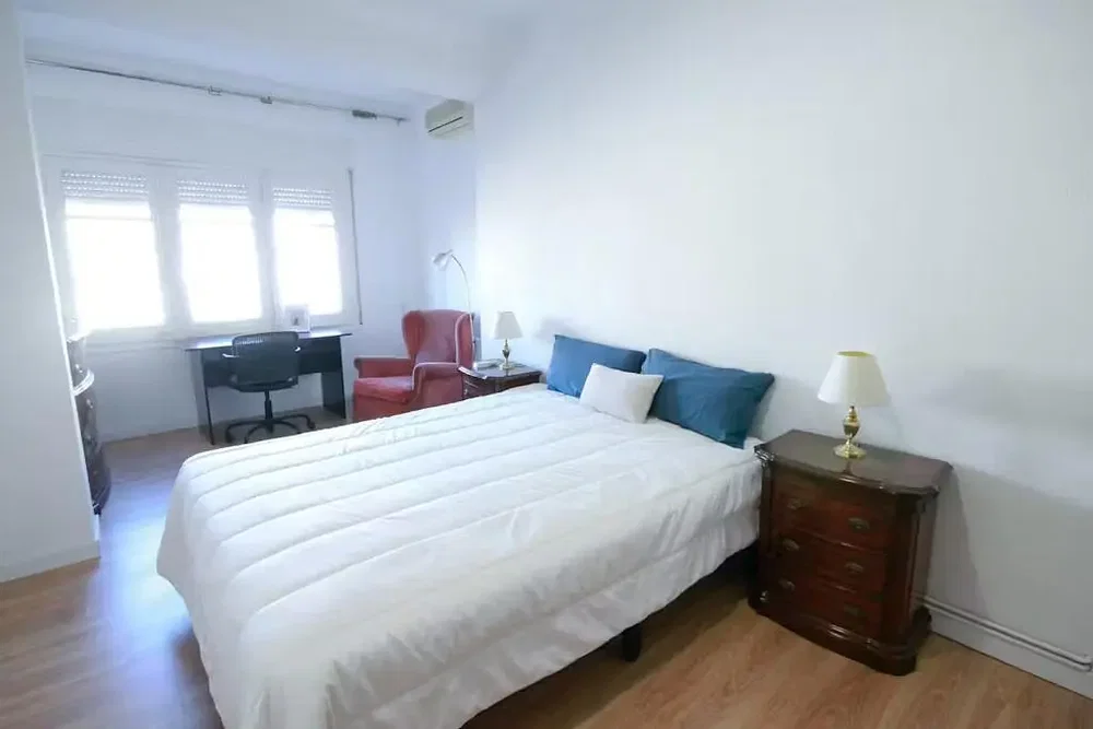 Chambre; lumière naturelle, parquet