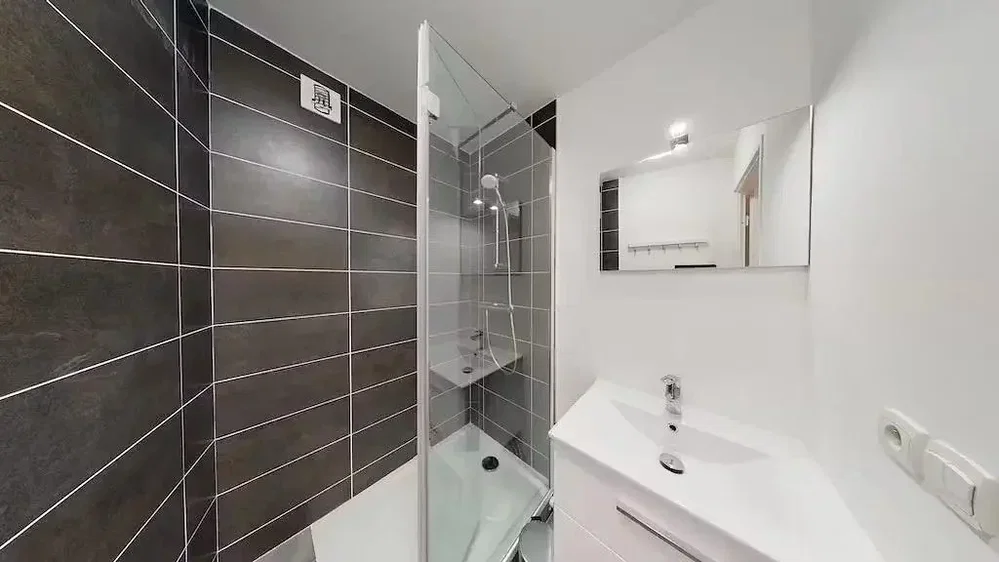 Banyo; fayans zemin, doğal ışık