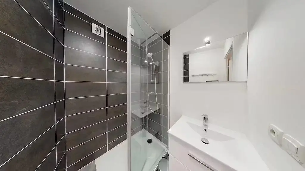 Banyo; fayans zemin, doğal ışık