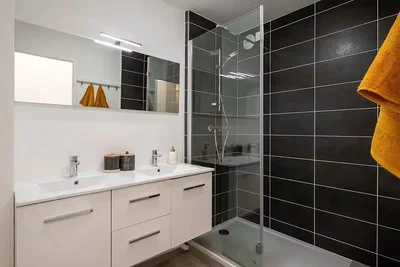 Banyo; fayans zemin, tadilatlı, doğal ışık