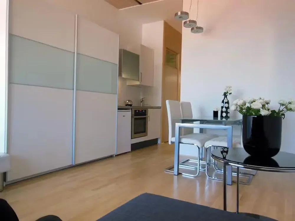 Cucina; elettrodomestici, pavimento in legno, luce naturale