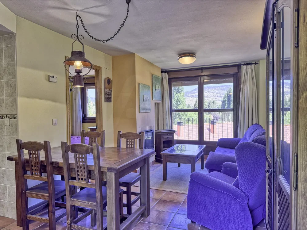 Salon; carrelage, lumière naturelle, style rustique