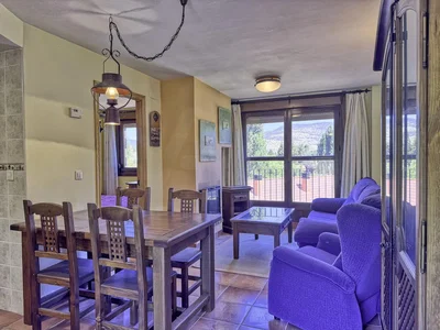 Salon; carrelage, lumière naturelle, style rustique