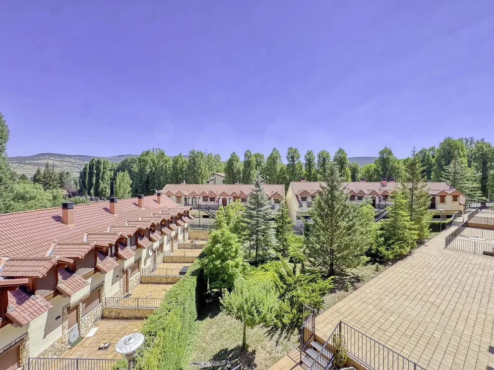 Maison et environs; vue, lumière naturelle