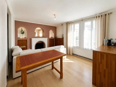 Salon; cheminée, lumière naturelle, parquet