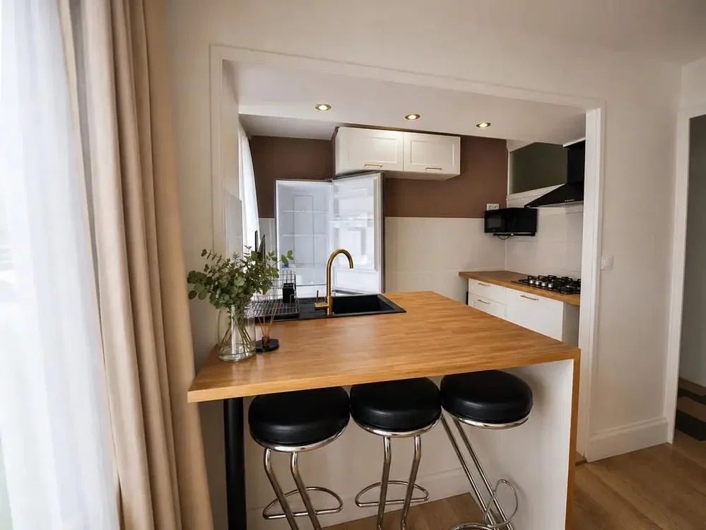 Cuisine; électroménager, parquet, lumière naturelle, style moderne